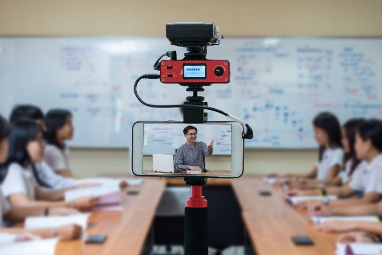 Conținut social media pentru școli și universități care uimește potențialii studenți și părinți